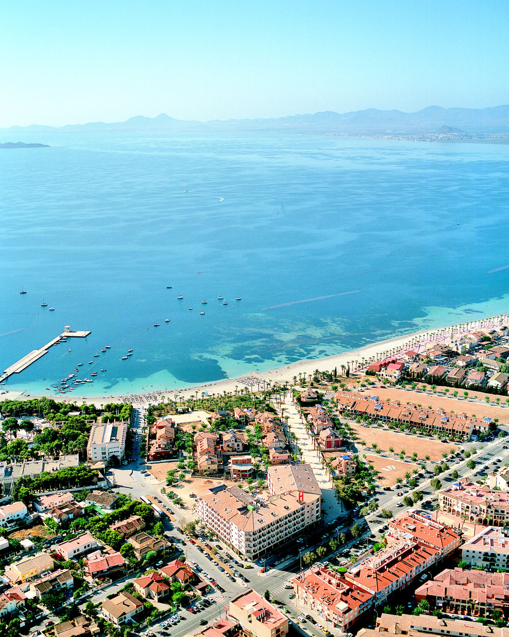Vista del Mar Menor con el Hotel Costa Narejos